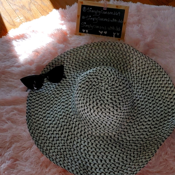 Accessories - NWOT--Black & white sun hat